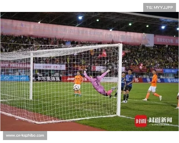 中场表演突发降雨，工作人员紧急覆盖球场